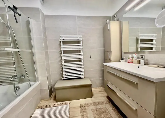 شقة Vue Exceptionnelle Avec Confort Moderne, Climatisation Et Parking *