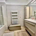 Apartment Vue Exceptionnelle Avec Confort Moderne, Climatisation Et Parking *
