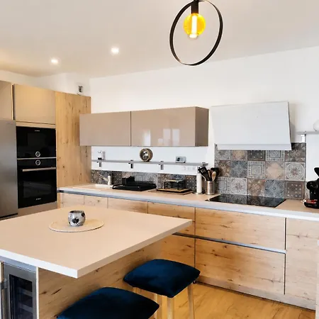 Vue Exceptionnelle Avec Confort Moderne, Climatisation Et Parking Apartmán